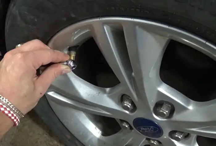 Ford Focus Check the tire pressure